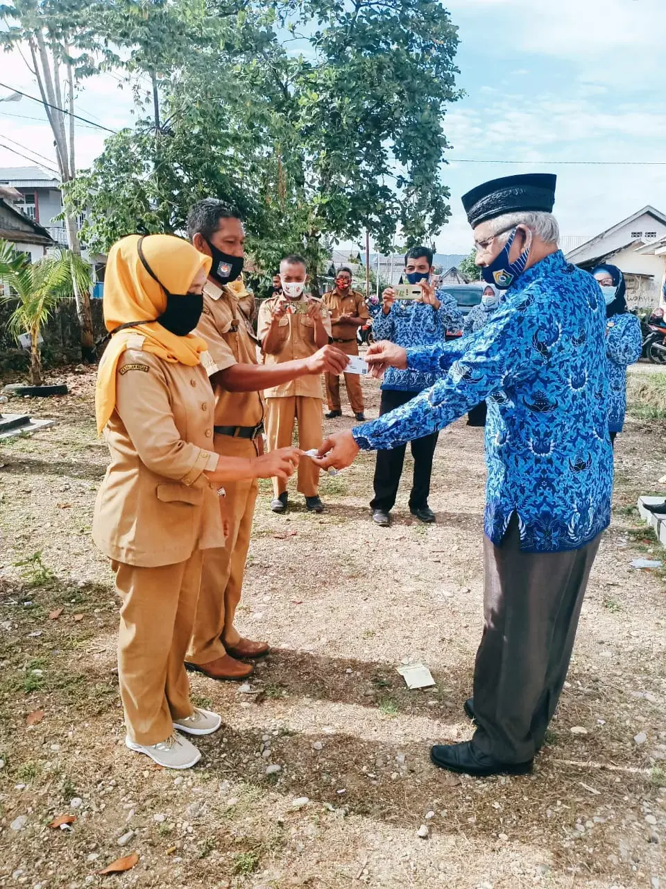 16 Tenaga Honorer di Pasarwajo Dapat Kartu Peserta Taspen