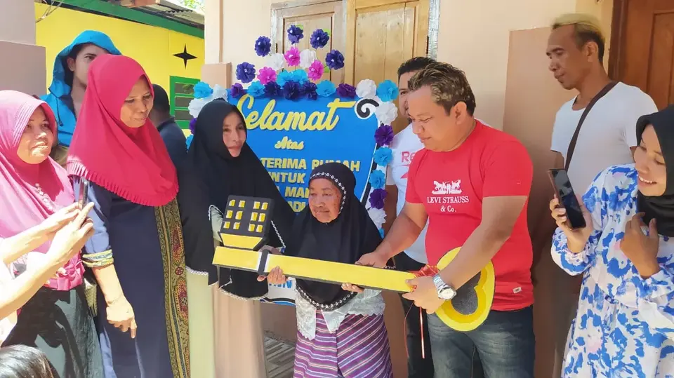 Aksi Kemanusiaan, La Rin Bedah Rumah Tak Layak Huni di Buton