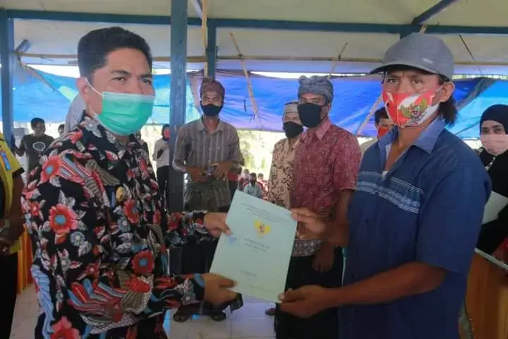 Bupati Buton Bagi Sertifikat Tanah