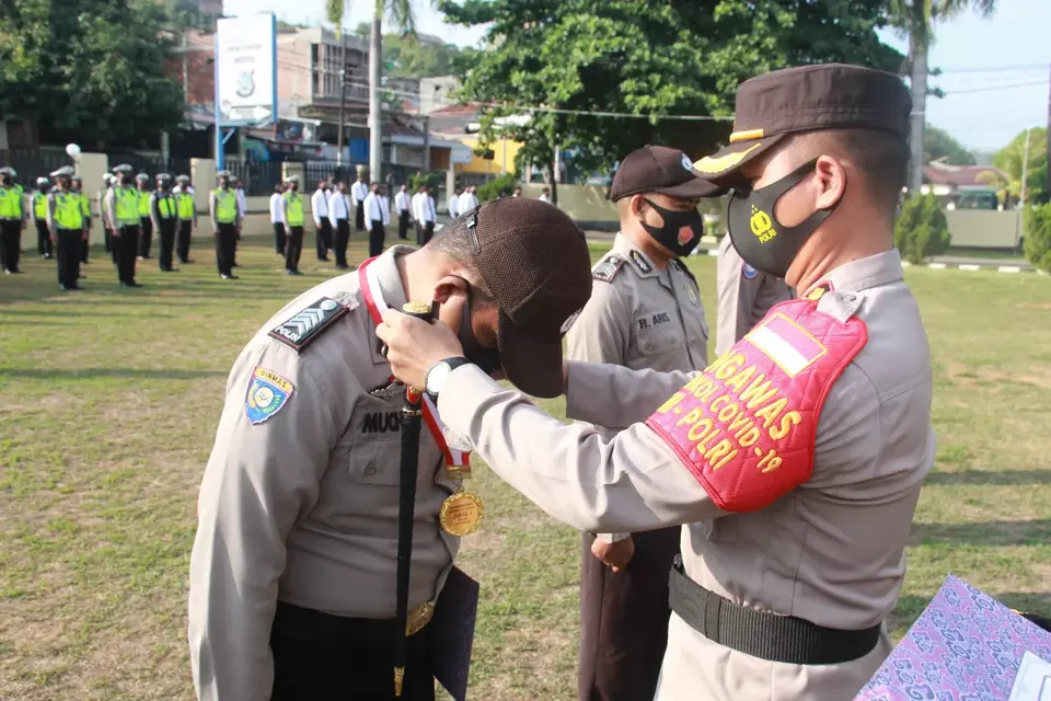 Kapolres Baubau Beri Penghargaan Kepada Bhabinkamtibmas Berprestasi dan Purnabakti
