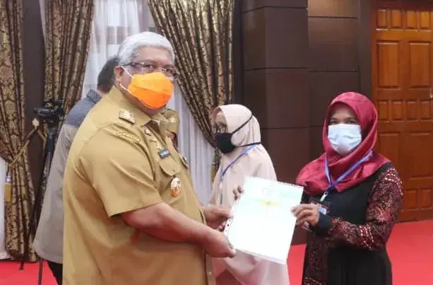 Gubernur Serahkan 15.000 Sertifikat Tanah Bagi Masyarakat se-Sultra