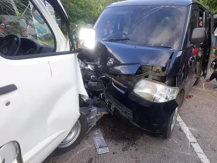 Keluar Jalur, Dua Mobil Tabrakan di Warinta