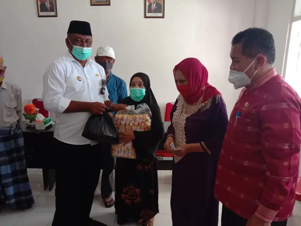 Bupati Buteng Salurkan Paket Sembako untuk 1.500 Lansia