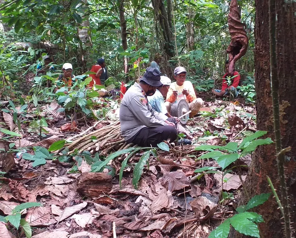 Warga Lasalimu Hilang di Hutan Kapontori, Keluarga Korban Lakukan Ritual