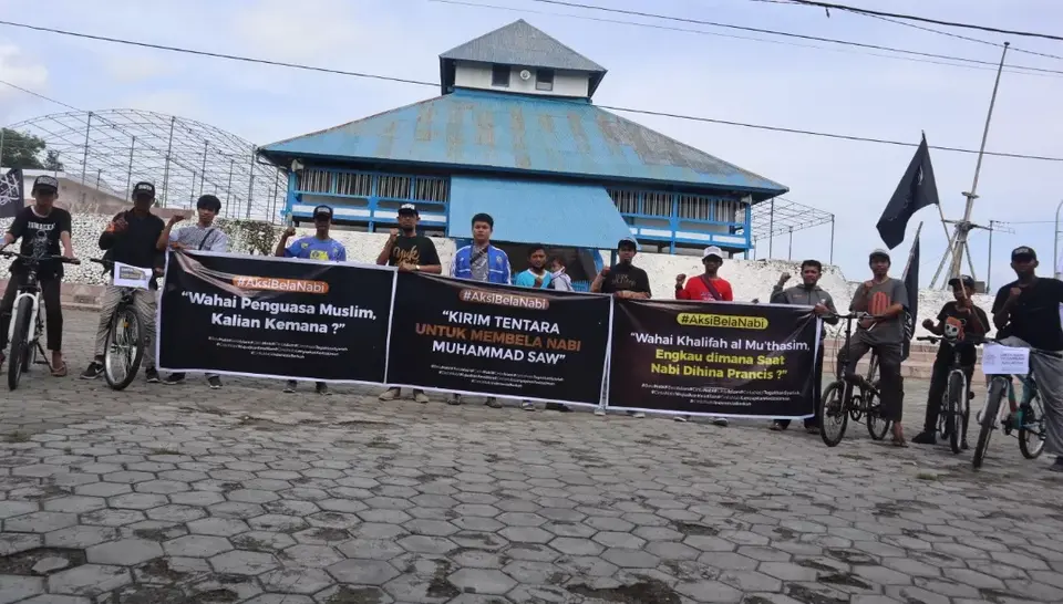 Bersepeda Hingga Kibarkan Bendera Islam di Benteng Keraton Buton, Warga Negeri Khalifatul Khamis Kecam Penghinaan Nabi SAW di Perancis