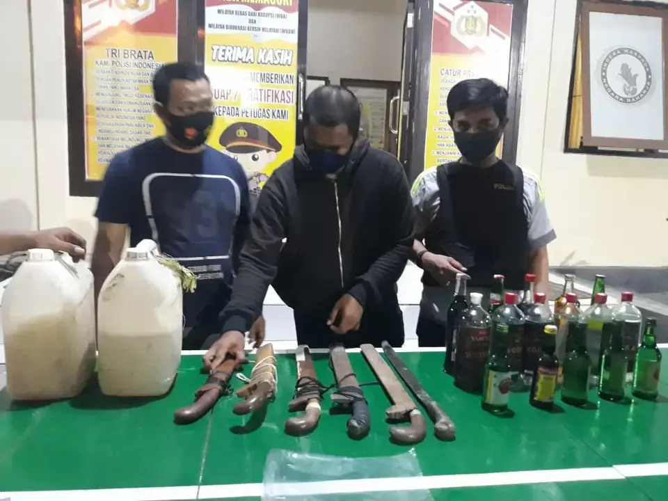 Operasi SIKAT Anoa 2020, Polsek Kolaka Amankan Miras dan Sajam