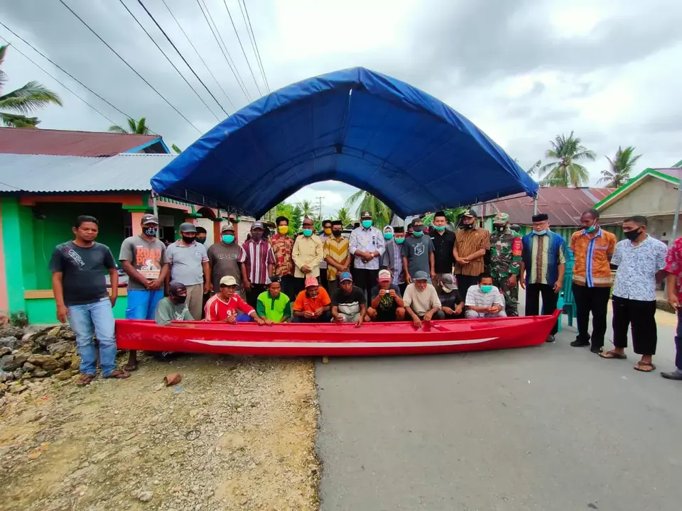 Serahkan 22 Unit Perahu Jaring, Bupati Buteng Ingatkan Pemdes Kolowa Utamakan Kualitas