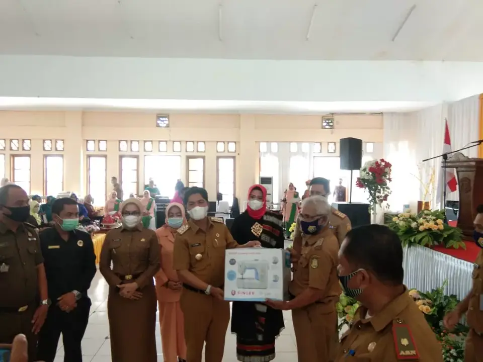 Pulihkan Ekonomi di Buton, La Bakry Salurkan Bantuan ke Pelaku UMKM
