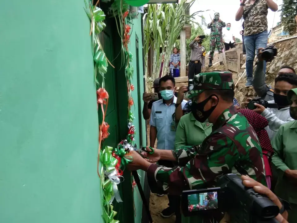 Panglima Kodam Hasanuddin Serahkan Rumah Kepada Warga Buton