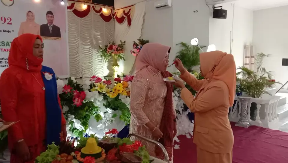 Peringatan HUT DWP dan Hari Ibu di Buteng, Istri Bupati dan Sekda Saling "Suap"