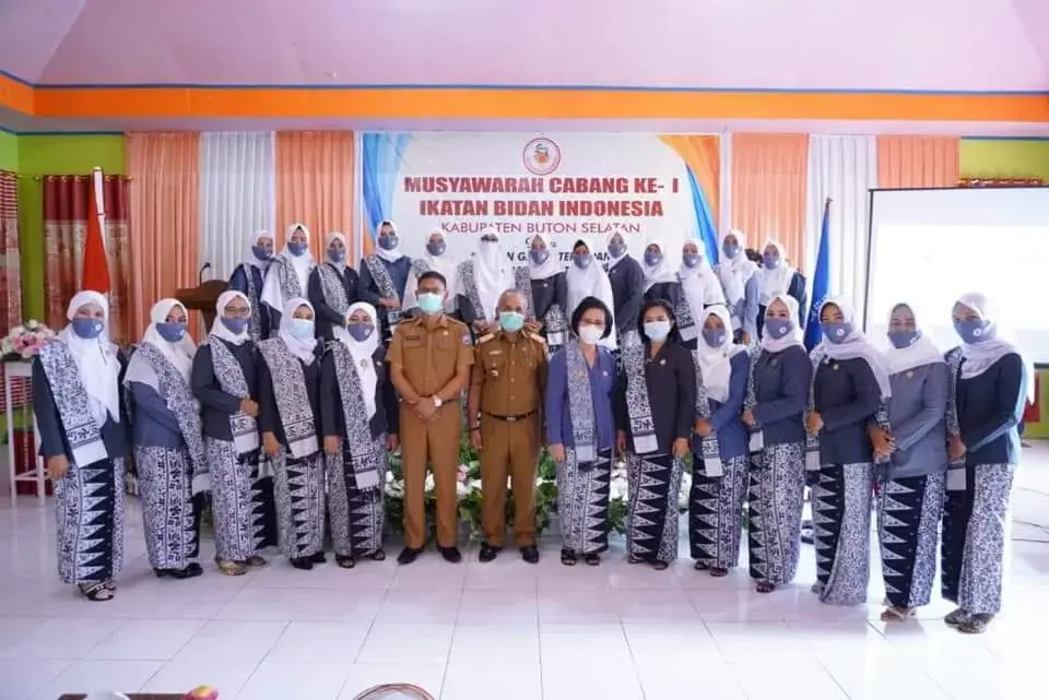 Buka Muscab IBI ke-1, Bupati Busel : Bidan Bekerja Profesional