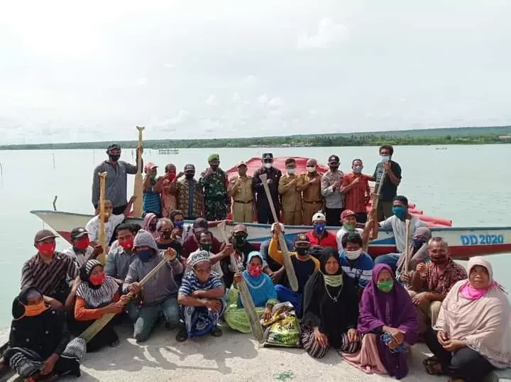 Bupati Buteng Serahkan Bantuan Masjid dan Puluhan Perahu Nelayan Desa Matawine