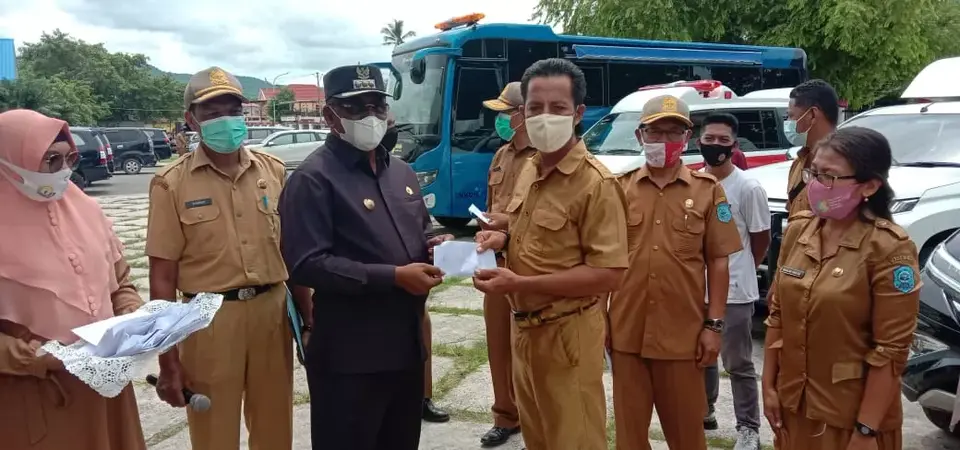 Tingkatkan Pelayanan Kesehatan, Bupati Buteng Serahkan Belasan Randis Nakes