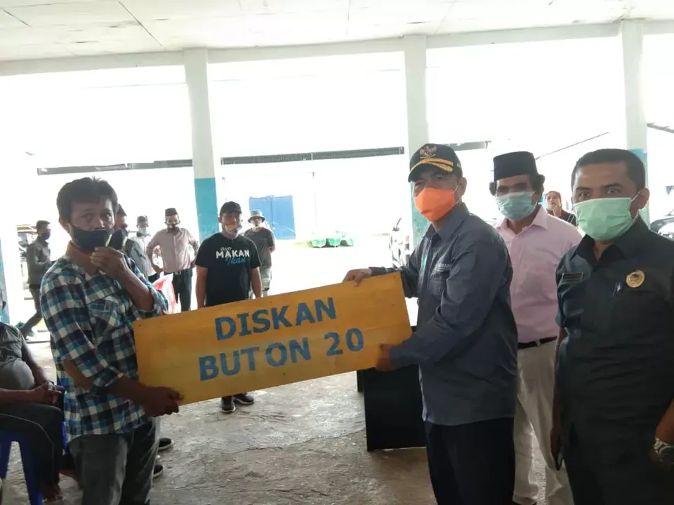 Salurkan Bantuan Sarana Tangkap Ikan, Bupati Buton Harap Jangan Dijual