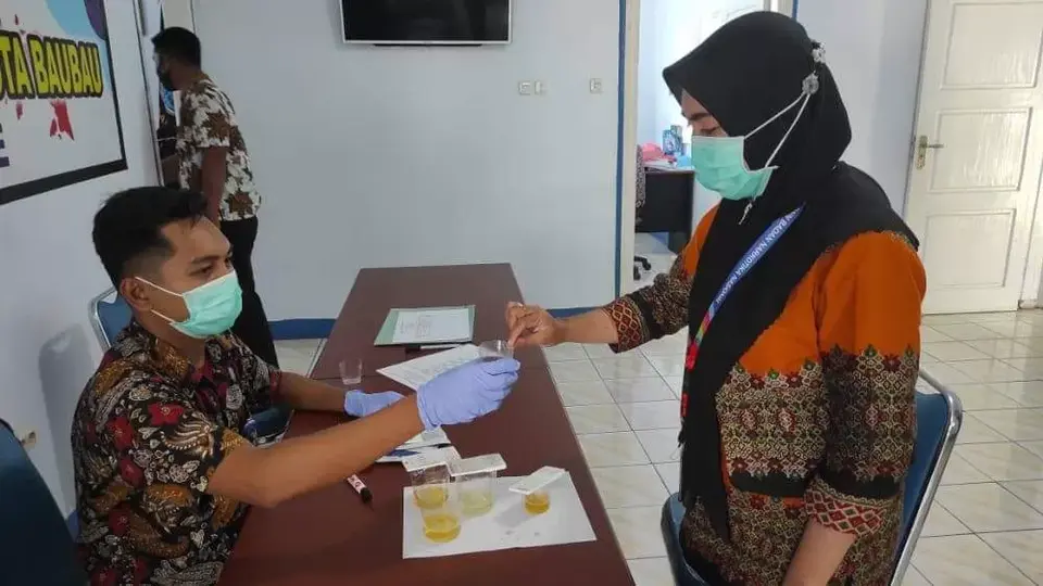 Pegawai BNN Kota Baubau Jalani Pemeriksaan Urin