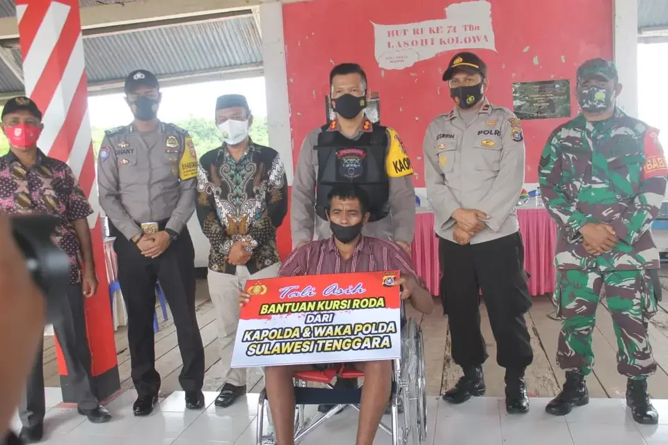 Kapolres Baubau Serahkan Bantuan Kursi Roda ke Warga Disabilitas Buton Tengah