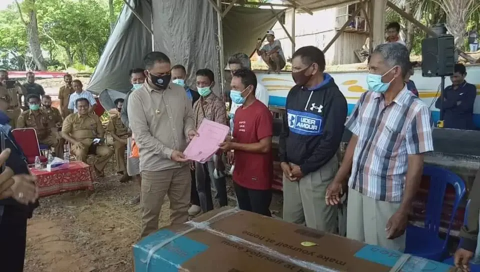 Bupati Buton Selatan Serahkan Sejumlah Bantuan Kepada Nelayan
