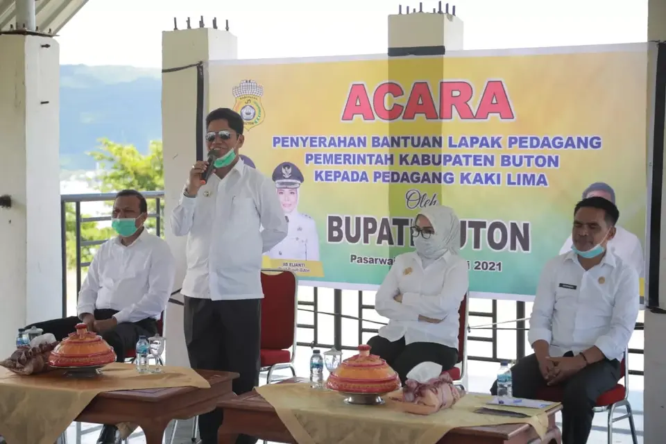 La Bakry Salurkan Lapak ke Pelaku Usaha