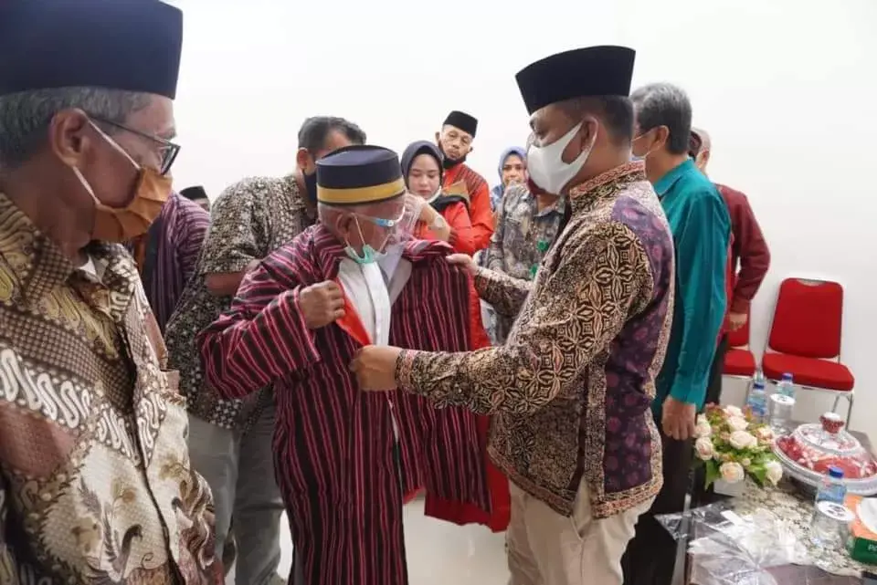 Bupati Buton Selatan Beri Bantuan Perangkat Masjid