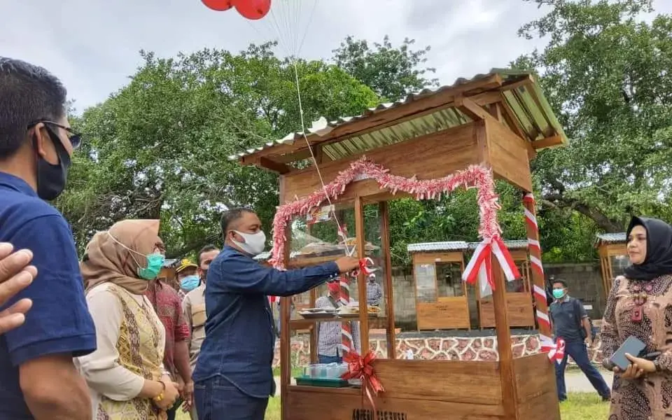 Geliatkan UKM, Bupati Buton Selatan Bantu 48 Unit Gerobak dan Benang Tenun