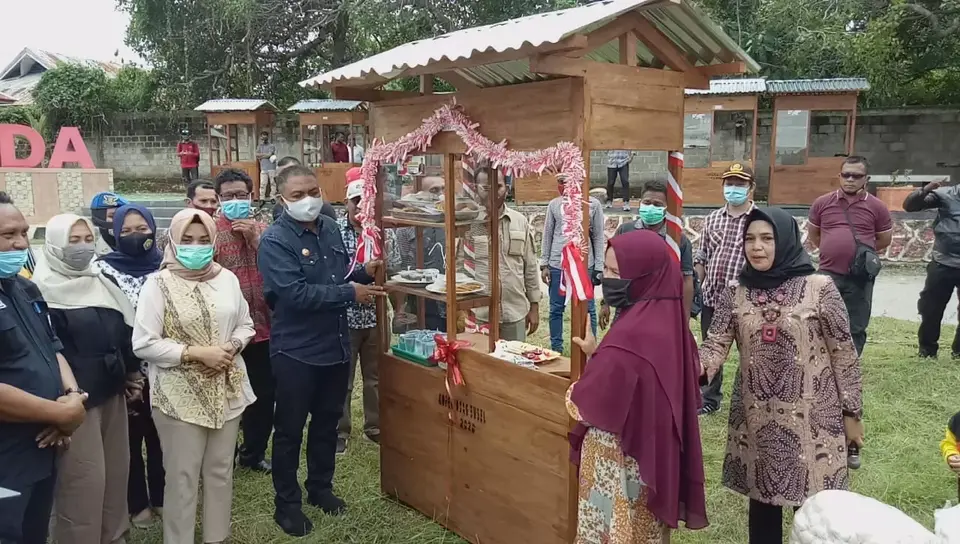 Serahkan Bantuan Gerobak dan Benang Tenun, Bupati Busel Titip Pesan Ini Untuk Pelaku UMK