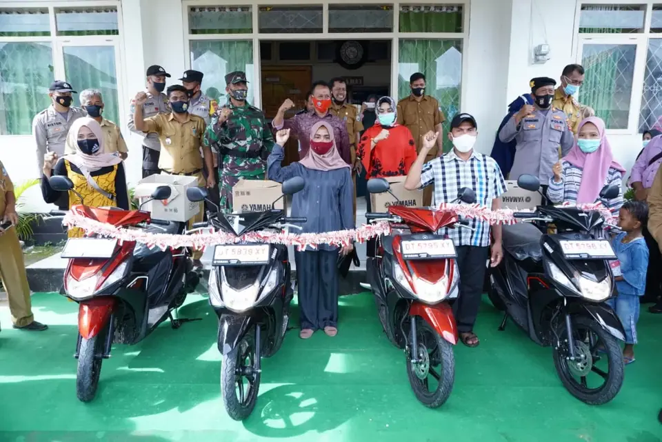 Bupati Arusani Serahkan Ganti Rugi Motor Korban Konflik Desa Tira - Bahari