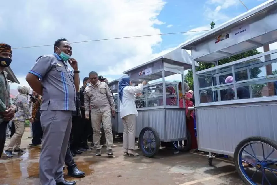 Bupati Buton Selatan Launching 16 Gerobak Jualan di Lapandewa