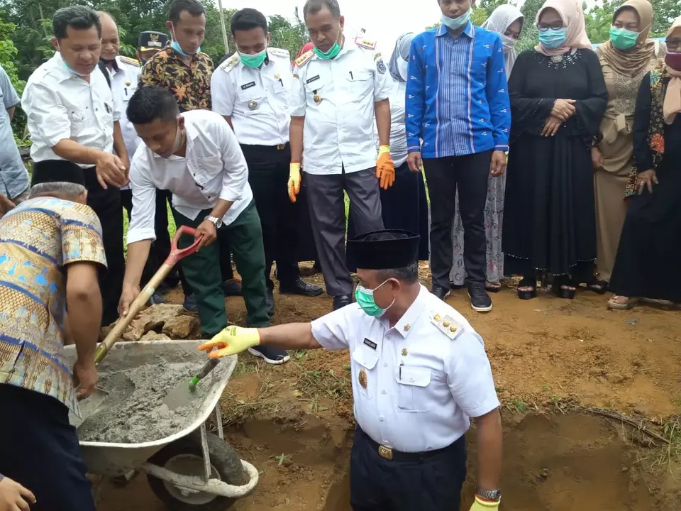 Plt Bupati Mubar Letakan Batu Pertama Pembangunan Masjid Nurul Iman