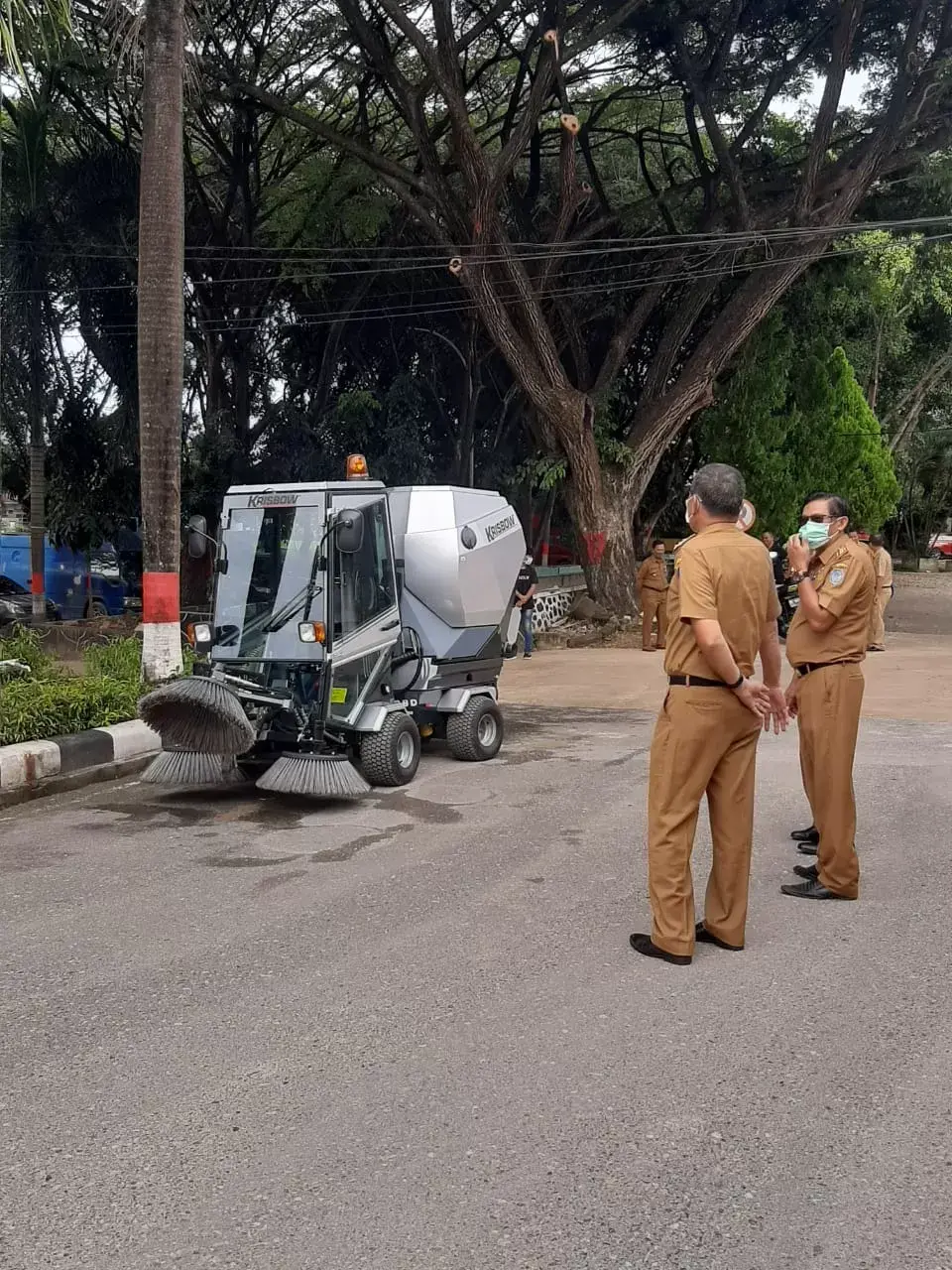 Dinas Kebersihan Kolaka Mulai Mengoperasikan Mesin Sapu Jalan