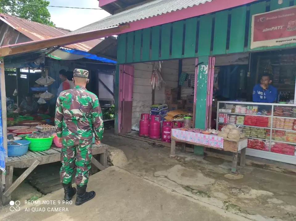 Sisir Pasar Tradisional, Babinsa Koramil 1413-07/Kaledupa Pantau dan Awasi Kebiasaan Baru Masyarakat