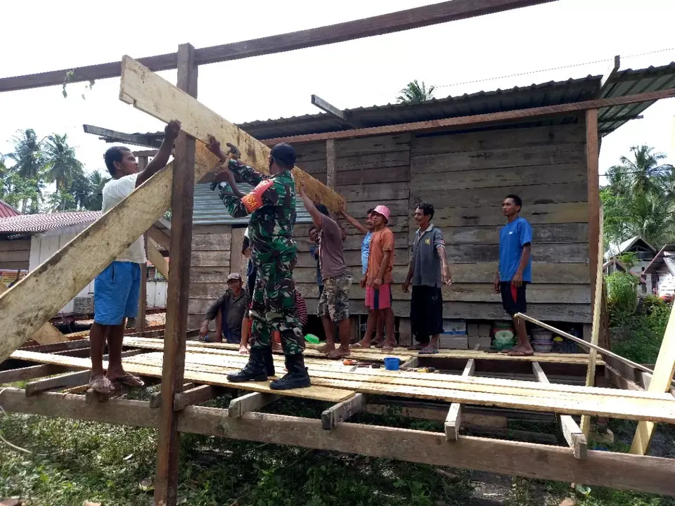 Babinsa Koramil 1413-11/Sampolawa Ajak Masyarakat Gotong Royong