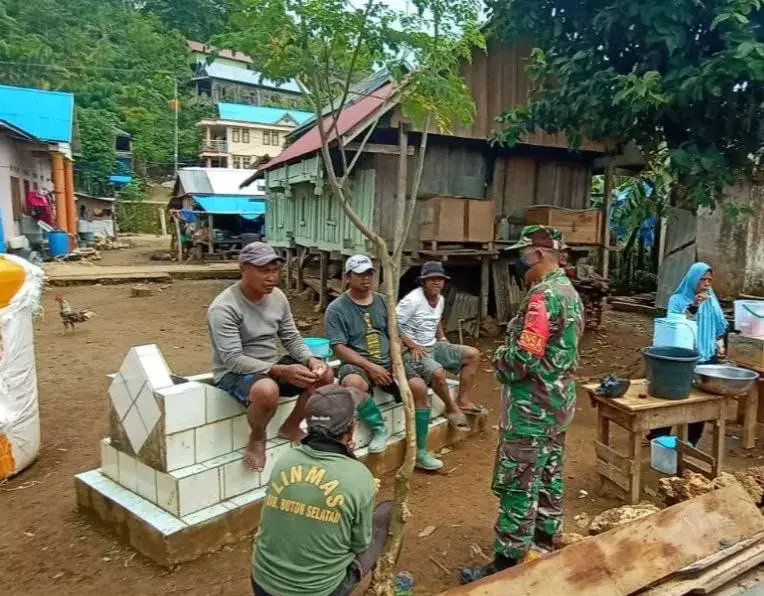Komsos, Babinsa Koramil 1413-11/Sampolawa Ingatkan Pentingnya Kamtibmas