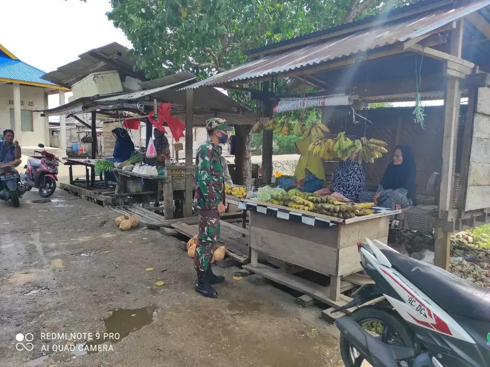 Babinsa Serda Doris Roses Ajak Warga Patuhi Prokes dan Sukseskan Vaksinasi Covid-19