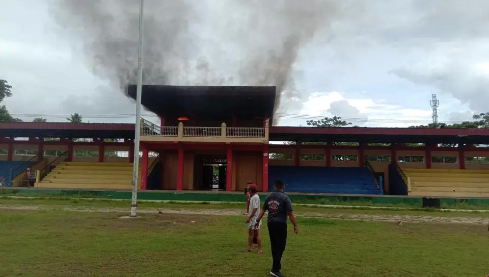 Gedung Tribun Stadion Betoambari Terbakar