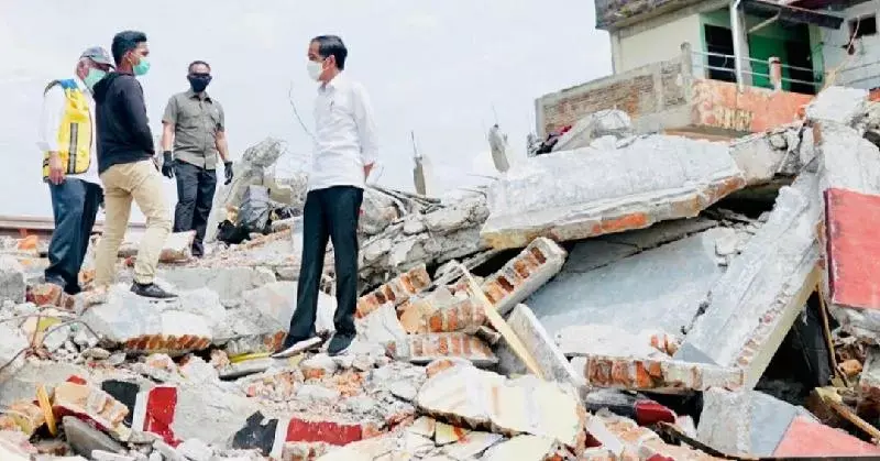 Tinjau Lokasi Gempa Sulbar, Jokowi: Pemerintah Akan Bantu Perbaikan Rumah Warga Yang Rusak