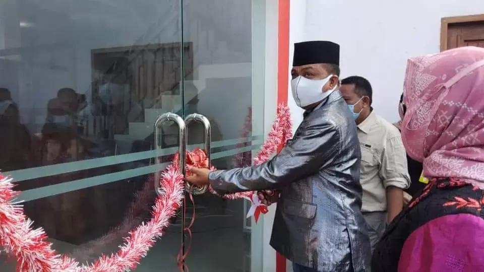Bupati Busel Resmikan Rumah Kreatif dan Serahkan Bantuan Genset serta Sound System Lembaga Adat