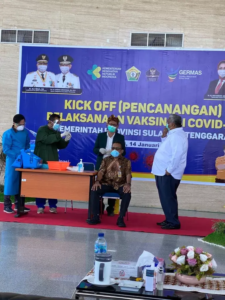 `Rektor UHO Penerima Vaksin Covid Pertama di Sultra
