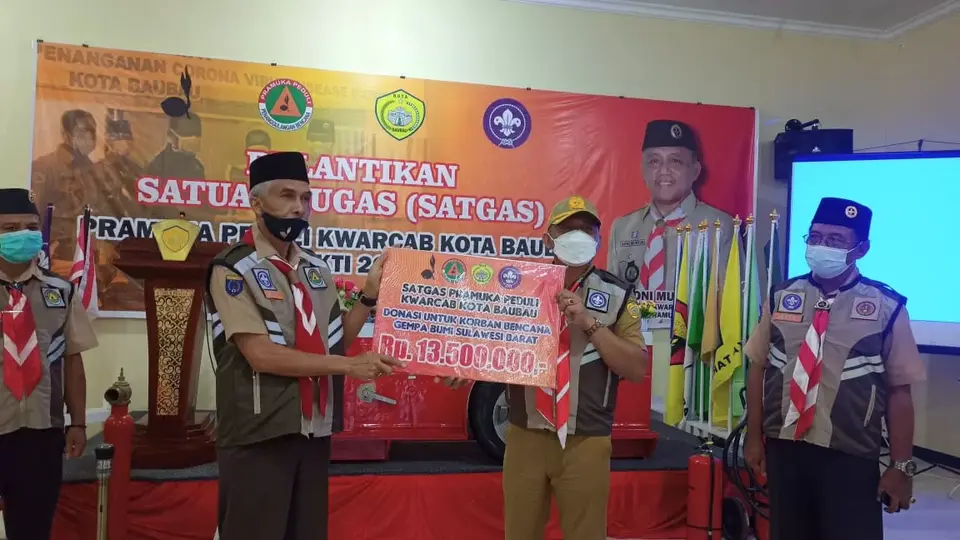 Roni Muhtar Lantik Satgas Pramuka Peduli Kota Baubau