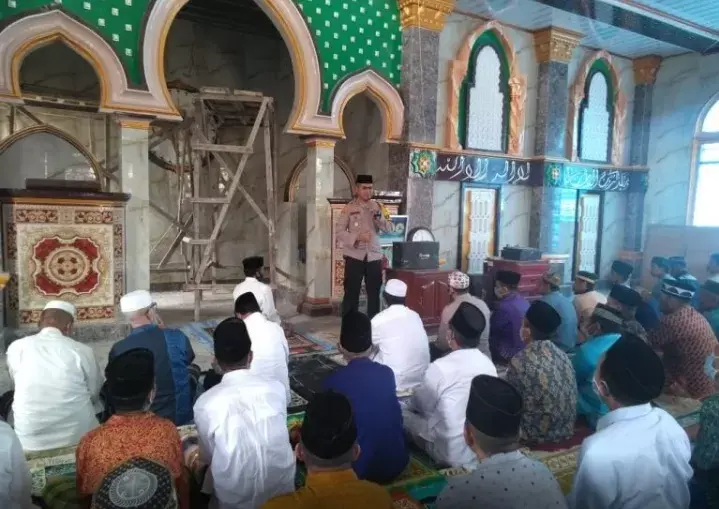 Safari Salat Jumat, Kapolres Buton Ajak Warga Tak Takut Divaksin Covid-19