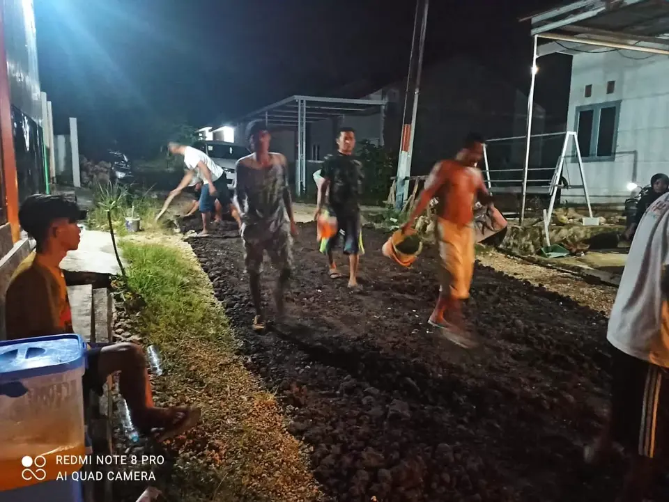 Jalan Perumahan Asri Wijaya II Rusak, Warga Patungan Beli Aspal