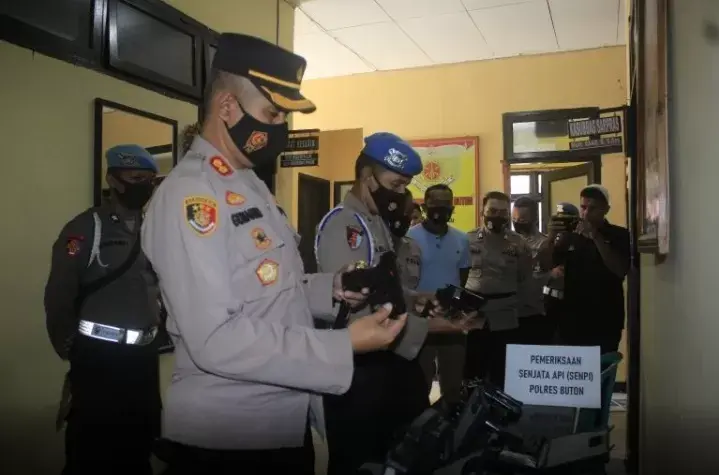 Cegah Penyalahgunaan, Polres Buton Cek Kondisi Senpi