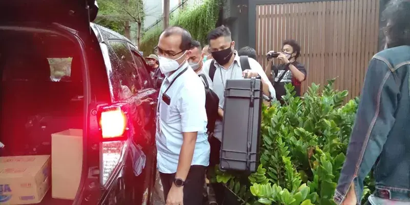 Geledah Rumah Politisi PDIP Ihsan Yunus, Penyidik KPK Amankan Dua Koper Hitam
