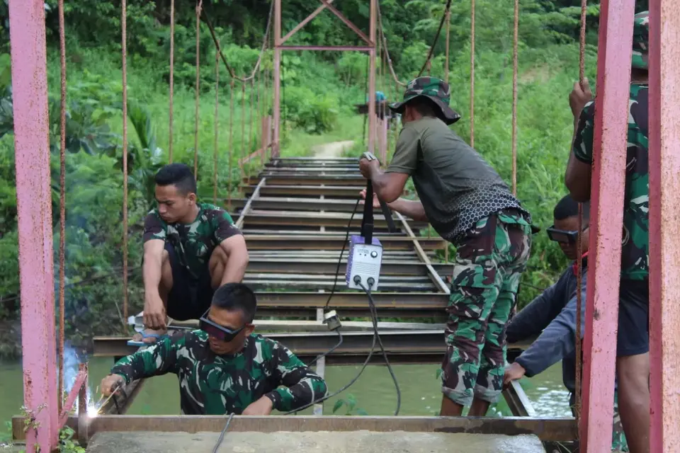 Satgas TMMD Kodim 1413/Buton Renovasi Jembatan Gantung di Sangia Arano