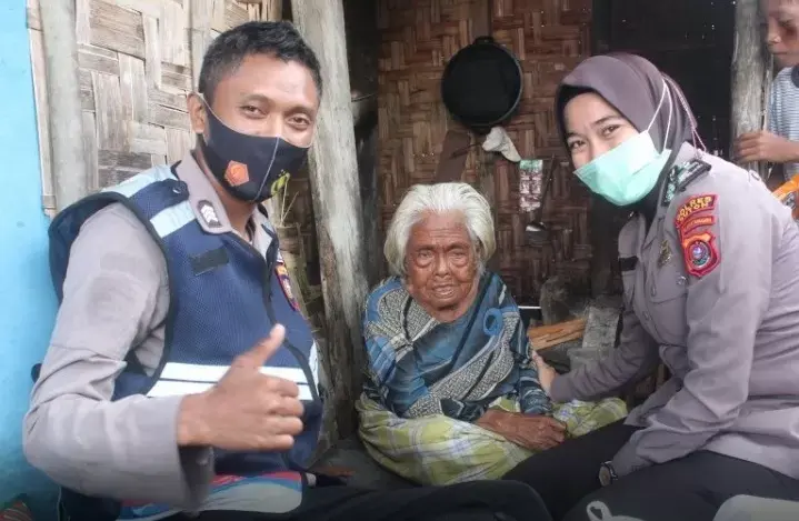 Salut, Brigadir Ahyan Bantu Nenek Wahuna