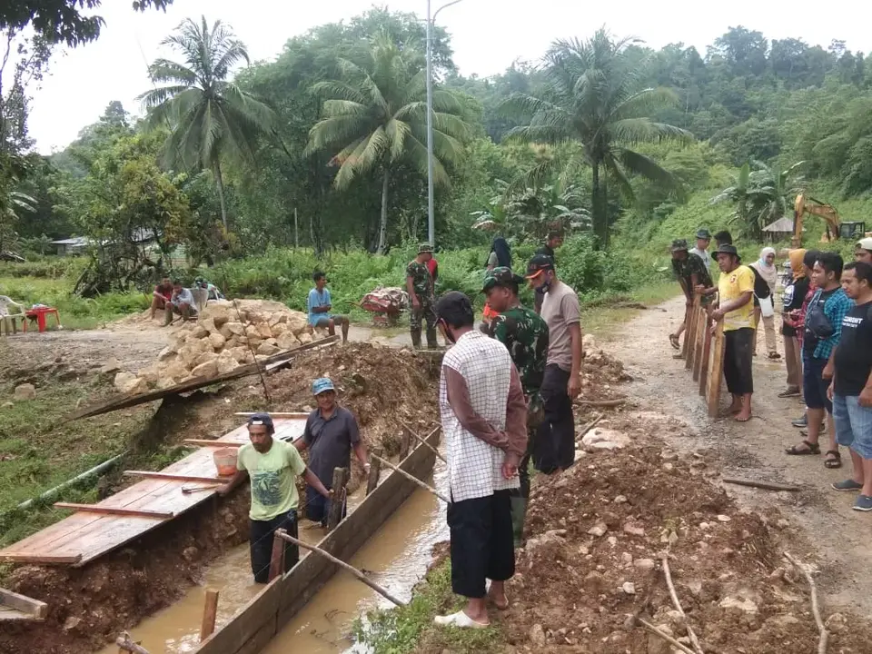 Hujan tak Surutkan Semangat Kerja Satgas TMMD di Buton
