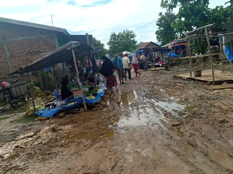 Musim Hujan, Pedagang Pasar Guali Mengeluh Karena Becek