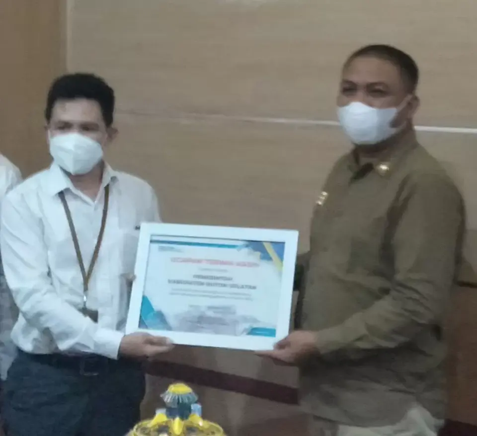 Terima Penghargaan Dari PLN, Bupati Busel Upayakan Listrik Di Kepulauan Menyala 24 Jam