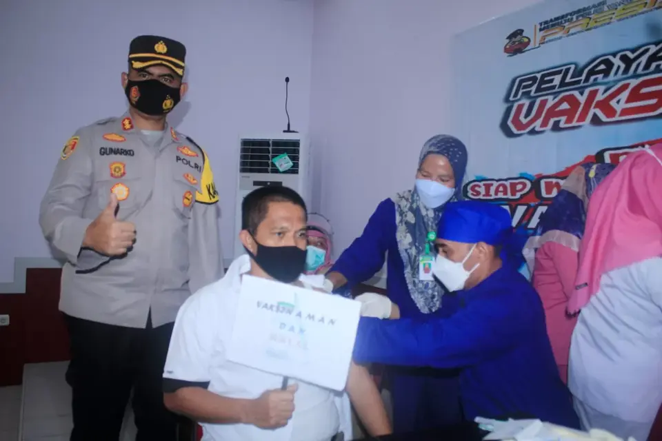 Ratusan Personil Polres Buton Suntik Vaksin Covid-19 Dosis Pertama