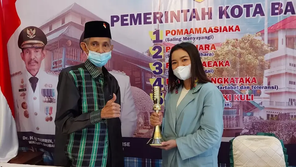 WaOde POPA Persembahkan Piala Pop Academy Kepada Wali Kota Baubau