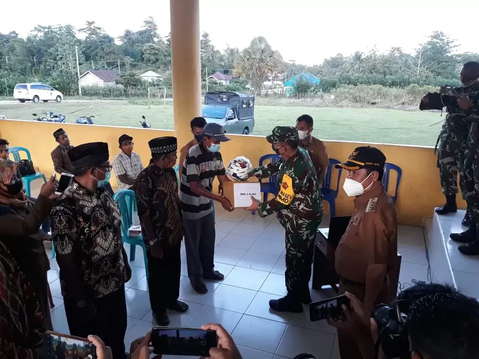 Berkunjung di TMMD Buton, Mayjen TNI Marga Taufik Serahkan Bantuan